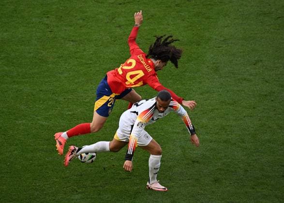 05 07 2024, xjhx, Football EM 2024 1 4 Final, Germany Spain emspor, v l Marc Cucurella Saseta Spain , Leroy Sane Deutsche Fussball Nationalmannschaft DFB DFL DFB REGULATIONS PROHIBIT ANY USE OF PHOTOGRAPHS as IMAGE SEQUENCES and or QUASI VIDEO Stuttgart