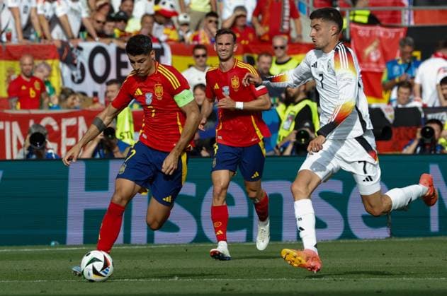 Spain s Alvaro Morata (L) in action against Germany s Kai Havertz (R) during the UEFA EURO, EM, Europameisterschaft,Fussball 2024 s quarter-finals game between Spain and Germany at MHPArena stadium in Stuttgart, Germany, 05 July 2024. Spain vs. Germany !ACHTUNG: NUR REDAKTIONELLE NUTZUNG!  Copyright: xJ.JxGuillenx GRAF2261 20240705-55014071324_1