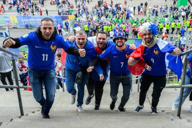 240705 Supporters of France ahead of the UEFA Euro 2024 Football Championship Quarterfinal between Portugal and France on July 5, 2024 in Hamburg Photo Jesper Zerman BILDBYRAN kod JZ JZ0551 fotboll football soccer fotballs em europamästerskap em uefa euro uefa european football championship euro 2024 portugal frankrike france bbeng publik  Copyright: JESPERxZERMAN BB240705JZ007