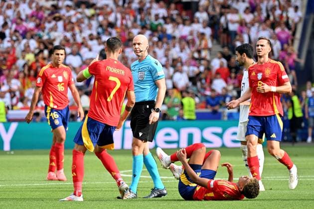 05 07 2024, xjrdrx, Football EM 2024 1 4 Final, Germany Spain emspor, v l Alvaro Borja Morata Martin Spain Referee Referee Anthony Taylor England Lamine Yamal Nasraoui Ebana Spain DFL DFB REGULATIONS PROHIBIT ANY USE OF PHOTOGRAPHS as IMAGE SEQUENCES and or QUASI VIDEO Stuttgart