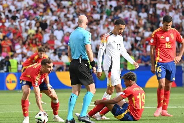 05 07 2024, xjrdrx, Football EM 2024 1 4 Final, Germany Spain emspor, v l Referee Referee Anthony Taylor England Lamine Yamal Nasraoui Ebana Spain DFL DFB REGULATIONS PROHIBIT ANY USE OF PHOTOGRAPHS as IMAGE SEQUENCES and or QUASI VIDEO Stuttgart