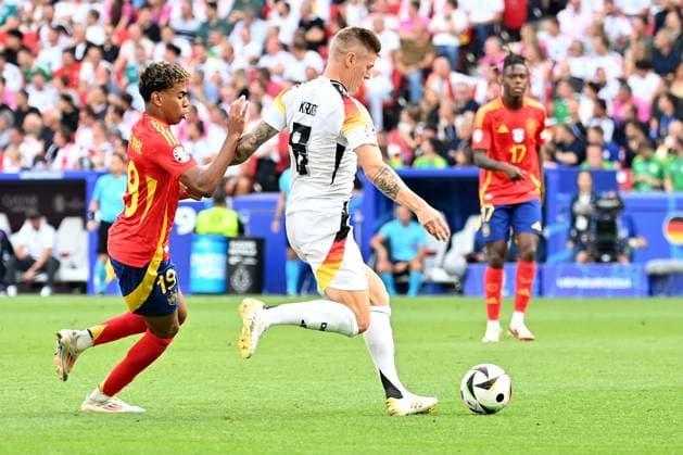 05 07 2024, xjrdrx, Football EM 2024 1 4 Final, Germany Spain emspor, v l Lamine Yamal Nasraoui Ebana Spain Toni Kroos Deutsche Fussball Nationalmannschaft DFB Zweikampf, Aktion, action, battle for the ball DFL DFB REGULATIONS PROHIBIT ANY USE OF PHOTOGRAPHS as IMAGE SEQUENCES and or QUASI VIDEO Stuttgart