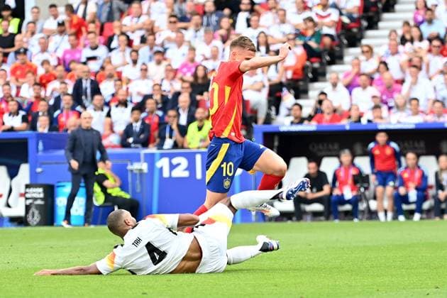 05 07 2024, xjrdrx, Football EM 2024 1 4 Final, Germany Spain emspor, v l Jonathan Tah Deutsche Fussball Nationalmannschaft DFB Daniel Olmo Carvajal Spain Zweikampf, Aktion, action, battle for the ball DFL DFB REGULATIONS PROHIBIT ANY USE OF PHOTOGRAPHS as IMAGE SEQUENCES and or QUASI VIDEO Stuttgart