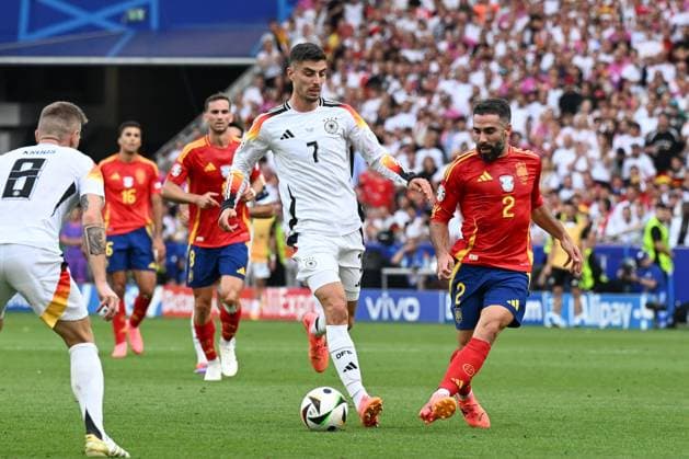 05 07 2024, xpsx, Football EM 2024 1 4 Final, Germany Spain emspor, v l Kai Havertz Germany, 7 , Daniel Carvajal Spain, 2 DFL DFB REGULATIONS PROHIBIT ANY USE OF PHOTOGRAPHS as IMAGE SEQUENCES and or QUASI VIDEO Stuttgart