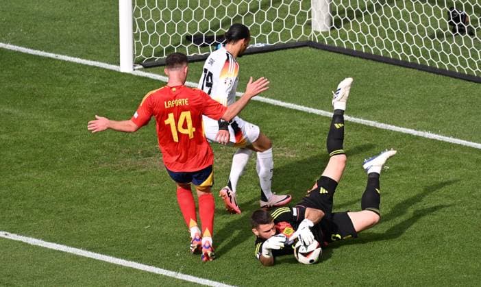 05 07 2024, xjhx, European Football Championship 2024 1 4 Final, Germany Spain emspor, v l Aymeric Laporte Fevre Spain , Leroy Sane German National Football Team DFB , Unai Simon Mendibil Spain DFL DFB REGULATIONS PROHIBIT ANY USE OF PHOTOGRAPHS as IMAGE SEQUENCES and or QUASI VIDEO Stuttgart