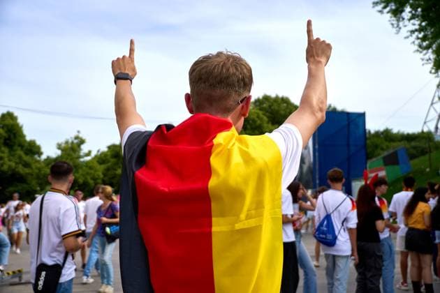 Public Viewing in der Fanzone in München im Olympiapark beim Viertelfinale der UEFA EURO 2024 Deutschland gegen Spanien. Im Bild ein Deutschland Fan mit Fahne beim Jubeln