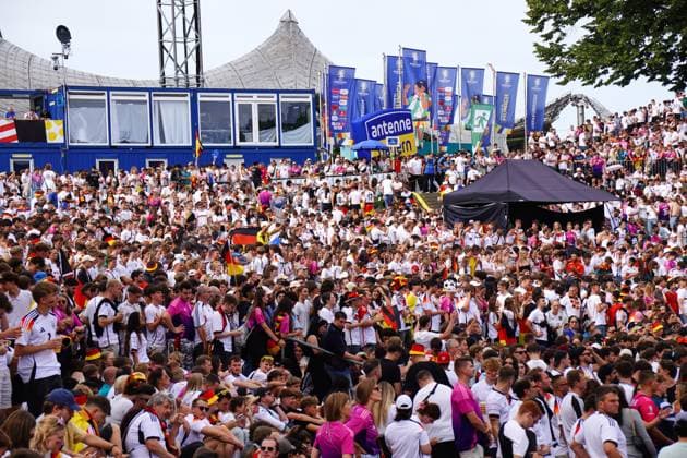 Public Viewing in der Fanzone in München im Olympiapark beim Viertelfinale der UEFA EURO 2024 Deutschland gegen Spanien