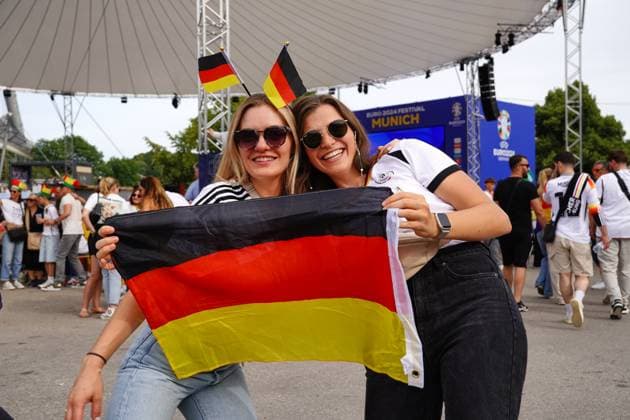 Public Viewing in der Fanzone in München im Olympiapark beim Viertelfinale der UEFA EURO 2024 Deutschland gegen Spanien. Zwei weibliche Fans mit Deutschland Flagge und Fan Zubehör