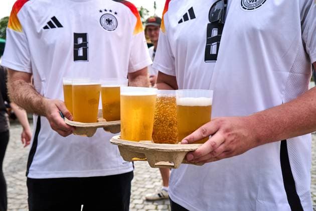 Public Viewing in der Fanzone in München im Olympiapark beim Viertelfinale der UEFA EURO 2024 Deutschland gegen Spanien. Deutsche Fans mit mehreren Bechern Bier
