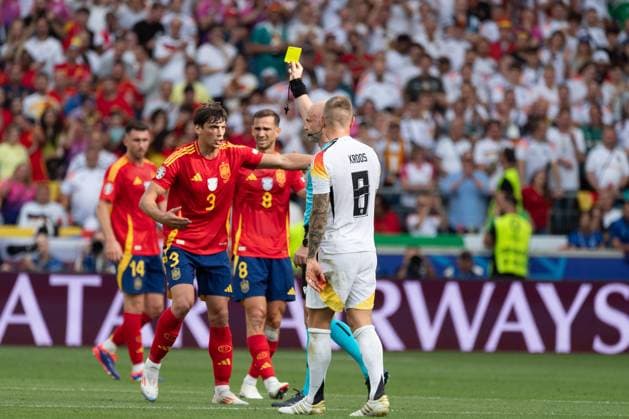 Referee Anthony Taylor ENG shows Robin Le Normand Spain, 03 the yellow card GER, Spain ESP vs Germany GER , European Football Championship, UEFA EURO 2024, quarter-final, 05 07 24, GER, Spain ESP vs Germany GER , European Football Championship, UEFA EURO 2024, quarter-final, 05 07 24 Stuttgart Copyright: xEibner-Pressefoto WolfgangxFrankx EP_WFK