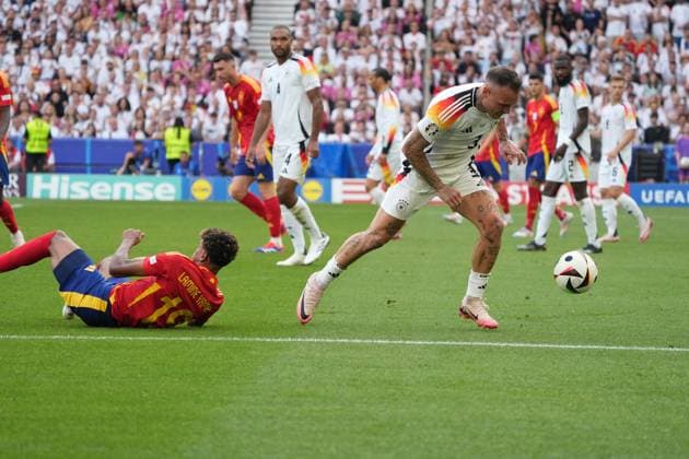 David Raum Germany Germany, 03 has taken the ball from Lamine Yamal Spain Spain, 19 Stuttgart 05 07 2024 Germany vs Spain, EURO2024, Quarterfinals, M45, EM Arena Stuttgart