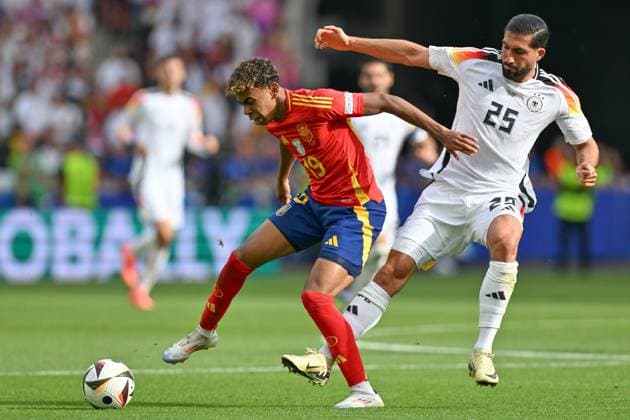 240705 EURO2024 SPAIN VS GERMANY Lamine Yamal (19) of Spain fighting for the ball with Emre Can (25) of Germany during a soccer game between the national teams of Spain and Germany in the Quarter Final stage of the UEFA EURO, EM, Europameisterschaft,Fussball 2024 tournament , on Friday 5 July 2024 in Stuttgart , Germany . PHOTO SPORTPIX David Catry STUTTGART GERMANY  Copyright: xx 472070