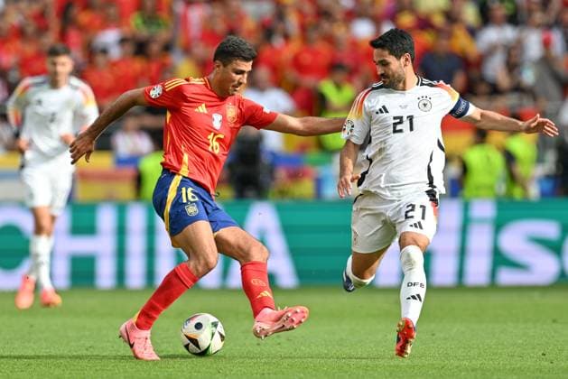 240705 EURO2024 SPAIN VS GERMANY Rodri (Rodrigo Hernandez Cascante) (16) of Spain fighting for the ball with Ilkay Gundogan (21) of Germany during a soccer game between the national teams of Spain and Germany in the Quarter Final stage of the UEFA EURO, EM, Europameisterschaft,Fussball 2024 tournament , on Friday 5 July 2024 in Stuttgart , Germany . PHOTO SPORTPIX David Catry STUTTGART GERMANY  Copyright: xx 472075