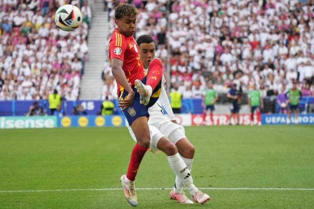 Duel Lamine Yamal Spain Spain, 19 vs Jamal Musiala Germany Germany, 10 Stuttgart 05 07 2024 Germany vs Spain, EURO2024, Quarterfinals, M45, EM Arena Stuttgart