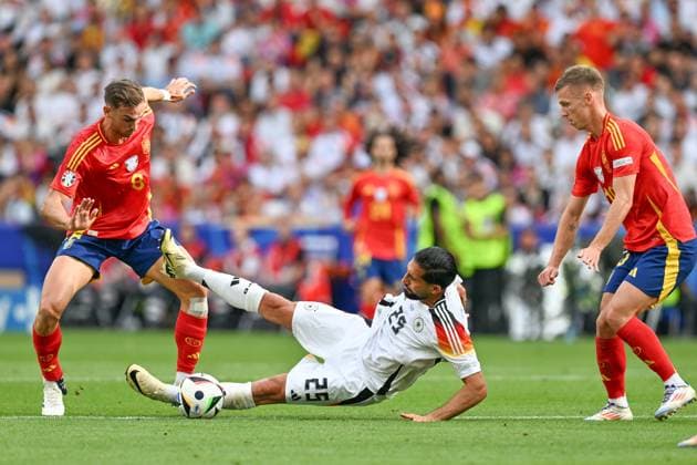 240705 EURO2024 SPAIN VS GERMANY Fabian Ruiz (8) of Spain fighting for the ball with Emre Can (25) of Germany during a soccer game between the national teams of Spain and Germany in the Quarter Final stage of the UEFA EURO, EM, Europameisterschaft,Fussball 2024 tournament , on Friday 5 July 2024 in Stuttgart , Germany . PHOTO SPORTPIX David Catry STUTTGART GERMANY  Copyright: xx 472083