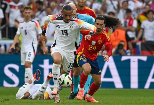 05 07 2024, xsltx, Football EM 2024 1 4 Final, Germany Spain emspor, v l Leroy Sane Germany , Marc Cucurella Spain duel, action, action, battle for the ball DFL DFB REGULATIONS PROHIBIT ANY USE OF PHOTOGRAPHS as IMAGE SEQUENCES and or QUASI VIDEO Stuttgart