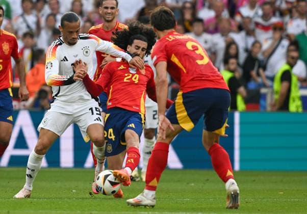 05 07 2024, xsltx, Football EM 2024 1 4 Final, Germany Spain emspor, v l Leroy Sane Germany , Marc Cucurella Spain duel, action, action, battle for the ball DFL DFB REGULATIONS PROHIBIT ANY USE OF PHOTOGRAPHS as IMAGE SEQUENCES and or QUASI VIDEO Stuttgart