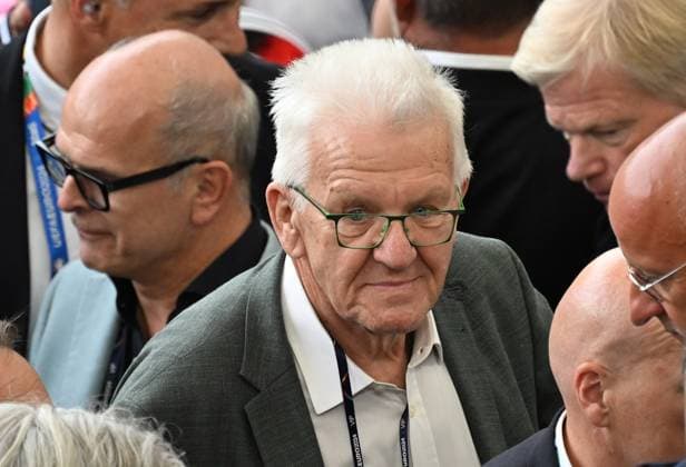 05 07 2024, xjhx, Football EM 2024 1 4 Final, Germany Spain emspor, v l Winfried Kretschmann Minister President of Baden Württemberg DFL DFB REGULATIONS PROHIBIT ANY USE OF PHOTOGRAPHS as IMAGE SEQUENCES and or QUASI VIDEO Stuttgart