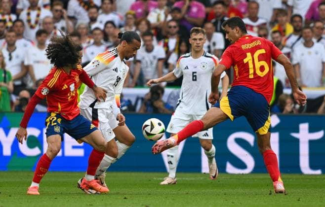 05 07 2024, xsltx, Football EM 2024 1 4 Final, Germany Spain emspor, v l Marc Cucurella Spain , Leroy Sane Germany , Rodri Spain duel, action, action, battle for the ball DFL DFB REGULATIONS PROHIBIT ANY USE OF PHOTOGRAPHS as IMAGE SEQUENCES and or QUASI VIDEO Stuttgart