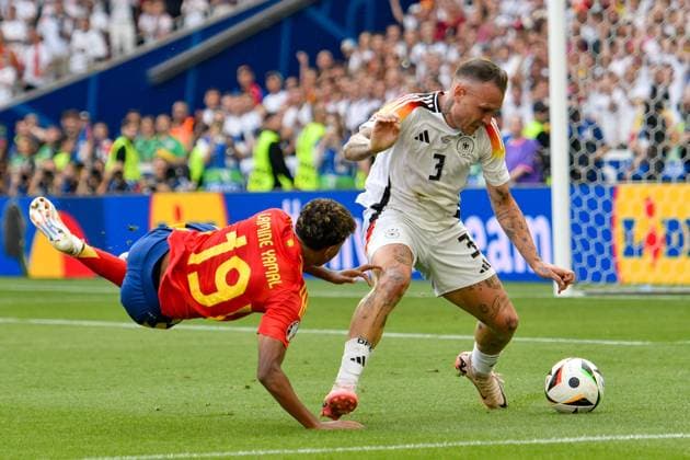 from left in duel Lamine Yamal 19 Spain David Raum 3 Germany 05 07 2024 European Football Championship in Germany Spain vs Germany , Neckarpark Stadion, Stuttgart, Baden Württemberg Germany Copyright: xpepphotox xHorstxMauelshagenx pep00321, pep_20240705_hm