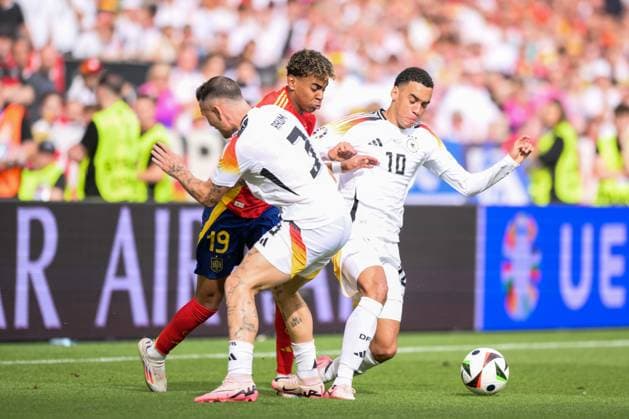 Soccer, UEFA EURO 2024 quarter-finals, 20240705, Spain Germany In the picture David RAUM Germany, 3 , Lamine YAMAL Spain, 19 and Jamal MUSIALA Germany, 10 duel ball Stuttgart Stuttgart Arena Baden Württemberg Germany Copyright: Passion2Press MarkusxFischerx