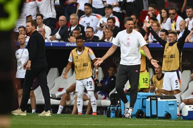 05 07 2024, xpsx, Football EM 2024 1 4 Final, Germany Spain emspor, v l Julian Nagelsmann Germany, Coach , Sandro Wagner Germany, Co Coach gives instructions, gesticulates with arms, gesticulate, gives instructions DFL DFB REGULATIONS PROHIBIT ANY USE OF PHOTOGRAPHS as IMAGE SEQUENCES and or QUASI VIDEO Stuttgart