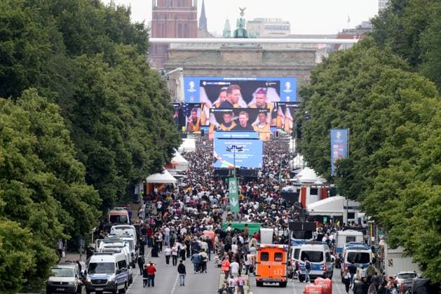 DEU, FIFA, EM 2024, Fan Mile, , 05 07 2024, Strasse des 17 Juni, Fan Mile, Berlin, DEU, FIFA, EM 2024, Fan Mile, , in the picture police vehicles and fire engine on the Fan Mile Photo Juergen Engler nordphoto GmbH nordphotoxGmbHx xEngler nph00076