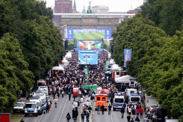 DEU, FIFA, EM 2024, Fan Mile, , 05 07 2024, Strasse des 17 Juni, Fan Mile, Berlin, DEU, FIFA, EM 2024, Fan Mile, , in the picture police vehicles and fire engine on the Fan Mile Photo Juergen Engler nordphoto GmbH nordphotoxGmbHx xEngler nph00076