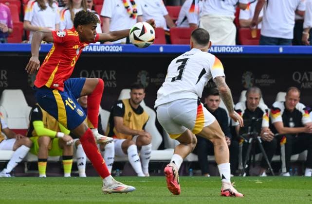 05 07 2024, xsltx, Football EM 2024 1 4 Final, Germany Spain emspor, v l Lamine Yamal Spain , David Raum Germany duel, action, action, battle for the ball DFL DFB REGULATIONS PROHIBIT ANY USE OF PHOTOGRAPHS as IMAGE SEQUENCES and or QUASI VIDEO Stuttgart