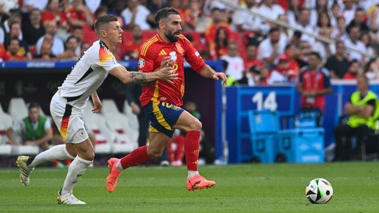 05 07 2024, xsltx, Football EM 2024 1 4 Final, Germany Spain emspor, v l Toni Kroos Germany , Daniel Carvajal Spain duel, action, action, battle for the ball DFL DFB REGULATIONS PROHIBIT ANY USE OF PHOTOGRAPHS as IMAGE SEQUENCES and or QUASI VIDEO Stuttgart