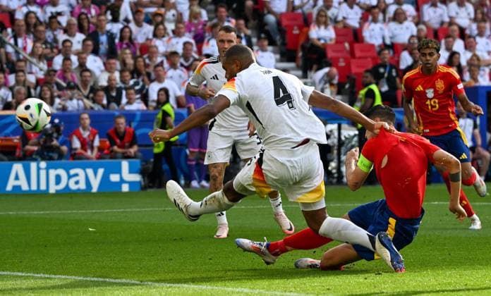 05 07 2024, xsltx, Football EM 2024 1 4 Final, Germany Spain emspor, v l Jonathan Tah Germany , Alvaro Morata Spain with shot on goal DFL DFB REGULATIONS PROHIBIT ANY USE OF PHOTOGRAPHS as IMAGE SEQUENCES and or QUASI VIDEO Stuttgart