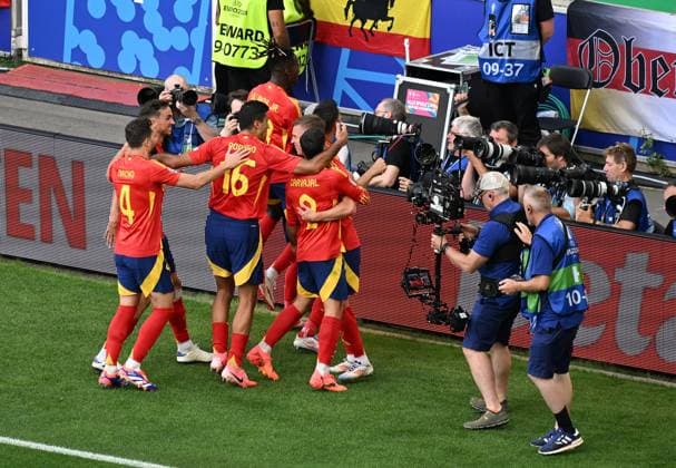 05 07 2024, xjhx, Football EM 2024 1 4 Final, Germany Spain emspor, v l Daniel Olmo Carvajal Spain celebrate the goal, Der Torjubel zum 1 0 DFL DFB REGULATIONS PROHIBIT ANY USE OF PHOTOGRAPHS as IMAGE SEQUENCES and or QUASI VIDEO Stuttgart