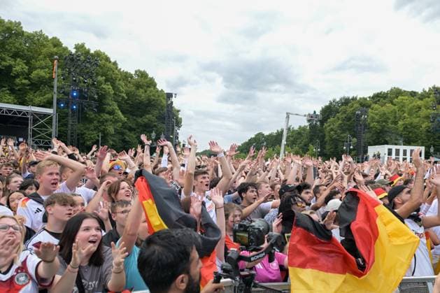 Berlin, Germany 5 July 2024 European Football Championship 2024 quarter-final Spain vs Germany In the picture Fans in the Brandenburger Tor fan zone raise their arms high Copyright: xFotostandx xReuhlx