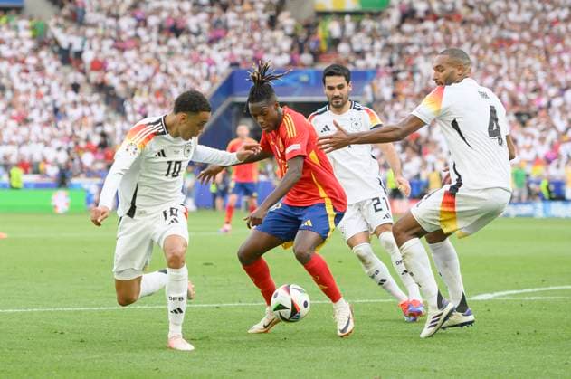 v l Jamal MUSIALA GER , Nico WILLIAMS ESP , lkay GUENDOGAN Gündogan GER , Jonathan TAH GER , action, duel, quarter-final, match M45, Spain ESP Germany GER , on 05 07 2024 in Stuttgart Germany European Football Championship 2024 from 14 06 14 07 2024 in Germany Â