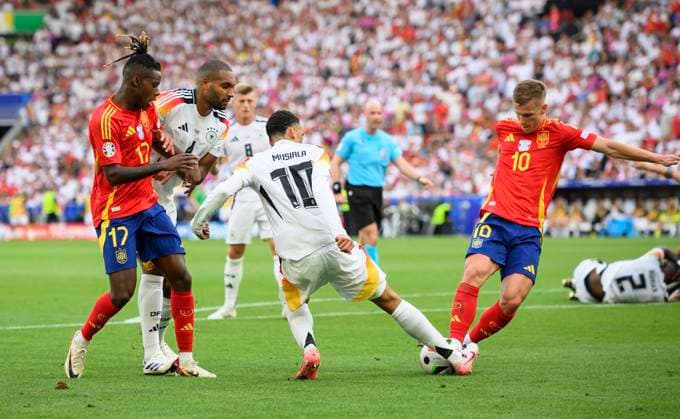 v l Nico WILLIAMS ESP , Jonathan TAH GER , Jamal MUSIALA GER , Dani OLMO ESP action, duel, quarter-final, match M45, Spain ESP Germany GER , on 05 07 2024 in Stuttgart Germany European Football Championship 2024 from 14 06 14 07 2024 in Germany Â