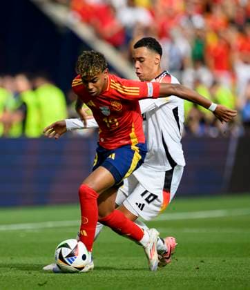 v l Yamal LAMINE ESP , Jamal MUSIALA GER action, duel, quarter-final, match M45, Spain ESP Germany GER , on 05 07 2024 in Stuttgart Germany European Football Championship 2024 from 14 06 14 07 2024 in Germany Â