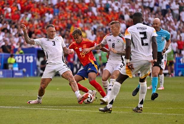 05 07 2024, Football UEFA EURO 2024, quarter-final, Spain Germany, in the Stuttgart Arena f l David Raum Germany , Lamine Yamal Spain and Toni Kroos Germany and Antonio Rüdiger Germany