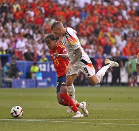 05 07 2024, Football UEFA EURO 2024, Quarter-final, Spain Germany, in the Stuttgart Arena v l Lamine Yamal Spain v Toni Kroos Germany