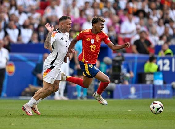 05 07 2024, Football UEFA EURO 2024, quarter-final, Spain Germany, in the Stuttgart Arena v l David Raum Germany v Lamine Yamal Spain