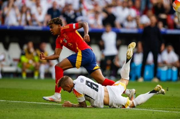 Spain s Lamine Yamal (L) in action against Germany s Toni Kroos (R) during the UEFA EURO, EM, Europameisterschaft,Fussball 2024 s quarter-finals game between Spain and Germany at MHPArena stadium in Stuttgart, Germany, 05 July 2024. Spain vs. Germany !ACHTUNG: NUR REDAKTIONELLE NUTZUNG!  Copyright: xAlbertoxEstevezx GRAF2283 20240705-55014071611_1