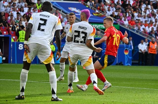 05 07 2024, xsltx, Football EM 2024 1 4 Final, Germany Spain emspor, v l Dani Olmo Spain Goal scored, erziehlt das Tor zum 0 1 DFL DFB REGULATIONS PROHIBIT ANY USE OF PHOTOGRAPHS as IMAGE SEQUENCES and or QUASI VIDEO Stuttgart
