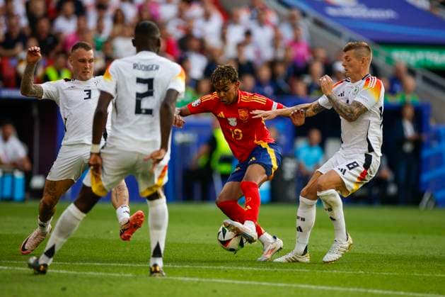 Spain s Lamine Yamal (2-R) in action against Germany s David Raum (L) and Toni Kroos (R) during the UEFA EURO, EM, Europameisterschaft,Fussball 2024 s quarter-finals game between Spain and Germany at MHPArena stadium in Stuttgart, Germany, 05 July 2024. Spain vs. Germany !ACHTUNG: NUR REDAKTIONELLE NUTZUNG!  Copyright: xAlbertoxEstevezx GRAF2286 20240705-55014071630_1