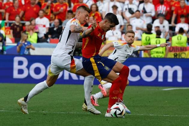 Spain s Alvaro Morata (R) in action against Germany s Toni Kroos (L) during the UEFA EURO, EM, Europameisterschaft,Fussball 2024 s quarter-finals game between Spain and Germany at MHPArena stadium in Stuttgart, Germany, 05 July 2024. Spain vs. Germany !ACHTUNG: NUR REDAKTIONELLE NUTZUNG!  Copyright: xJ.JxGuillenx GRAF2289 20240705-55014071647_1