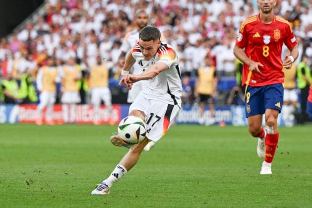 05 07 2024, xpsx, Football EM 2024 1 4 Final, Germany Spain emspor, v l Florian Wirtz Germany, 17 am Ball, plays the ball DFL DFB REGULATIONS PROHIBIT ANY USE OF PHOTOGRAPHS as IMAGE SEQUENCES and or QUASI VIDEO Stuttgart