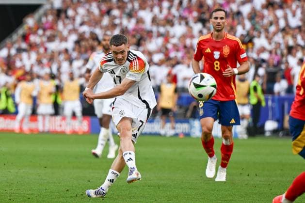 05 07 2024, xpsx, Football EM 2024 1 4 Final, Germany Spain emspor, v l Florian Wirtz Germany, 17 am Ball, plays the ball DFL DFB REGULATIONS PROHIBIT ANY USE OF PHOTOGRAPHS as IMAGE SEQUENCES and or QUASI VIDEO Stuttgart