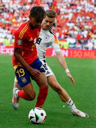 Spain s Lamine Yamal (L) in action against Germany s Maximilian Mittelstadt (R) during the UEFA EURO, EM, Europameisterschaft,Fussball 2024 s quarter-finals game between Spain and Germany at MHPArena stadium in Stuttgart, Germany, 05 July 2024. Spain vs. Germany !ACHTUNG: NUR REDAKTIONELLE NUTZUNG!  Copyright: xJ.JxGuillenx GRAF2295 20240705-55014071704_1