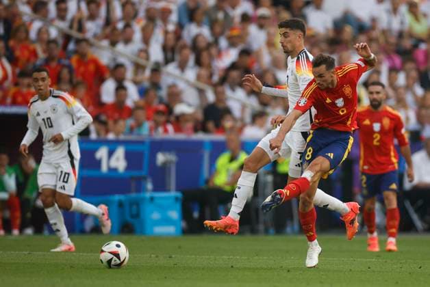 Spain s Fabian Ruiz (R) in action against Germany s Kai Havertz (2-R) during the UEFA EURO, EM, Europameisterschaft,Fussball 2024 s quarter-finals game between Spain and Germany at MHPArena stadium in Stuttgart, Germany, 05 July 2024. Spain vs. Germany !ACHTUNG: NUR REDAKTIONELLE NUTZUNG!  Copyright: xAlbertoxEstevezx GRAF2299 20240705-55014071717_1