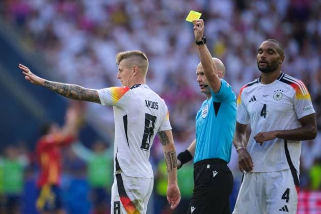 240705 Toni Kroos of Germany receives a yellow card from referee Anthony Taylor during the UEFA Euro 2024 Football Championship quarterfinal between Spain and Germany on July 5, 2024 in Stuttgart Photo Mathias Bergeld BILDBYRAN kod MB MB0942 fotboll football soccer fotballs em europamästerskap em uefa euro uefa european football championship euro 2024 kvartfinal quarterfinal quarterfinals spanien spain deutschland germany bbeng bbauto  Copyright: MATHIASxBERGELD BB240705MB054