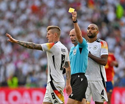 05 07 2024, Football UEFA EURO 2024, Quarter-final, Spain Germany, at Stuttgart Arena Referee Anthony Taylor England shows Toni Kroos Germany a yellow card,