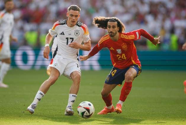 Spain s Marc Cucurella (R) in action against Germany s Florian Wirtz (L) during the UEFA EURO, EM, Europameisterschaft,Fussball 2024 s quarter-finals game between Spain and Germany at MHPArena stadium in Stuttgart, Germany, 05 July 2024. Spain vs. Germany !ACHTUNG: NUR REDAKTIONELLE NUTZUNG!  Copyright: xAlbertoxEstevezx GRAF2298 20240705-55014071726_1